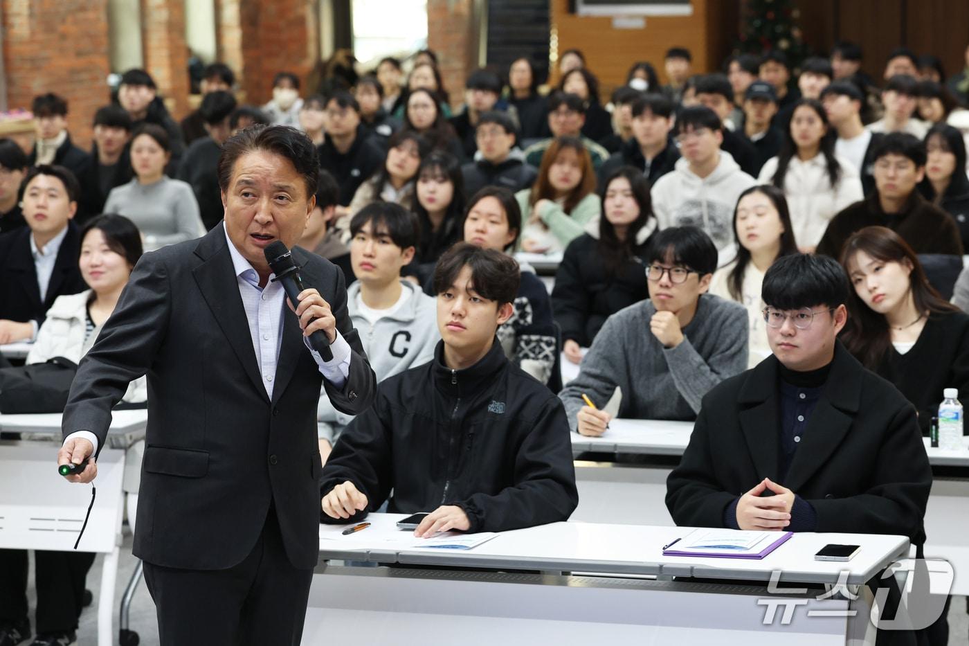 본문 이미지 - 김영환 충북지사가 16일 도청 대회의실에서 충북학사 재사생을 대상으로 특강하고 있다. (충북도 제공. 재판매 및 DB금지)