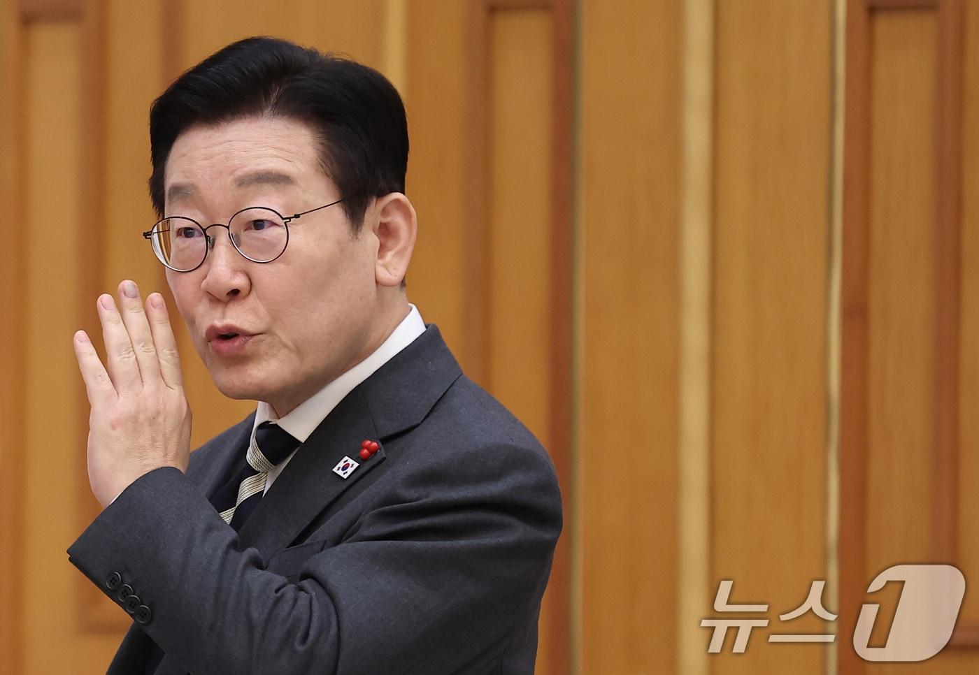 본문 이미지 - 이재명 대통령이 16일 청와대를 방문한 아소 다로 전 일본 총리와의 면담에 앞서 권혁기 의전비서관과 대화를 나누고 있다. 2026.1.16/뉴스1 ⓒ News1 허경 기자