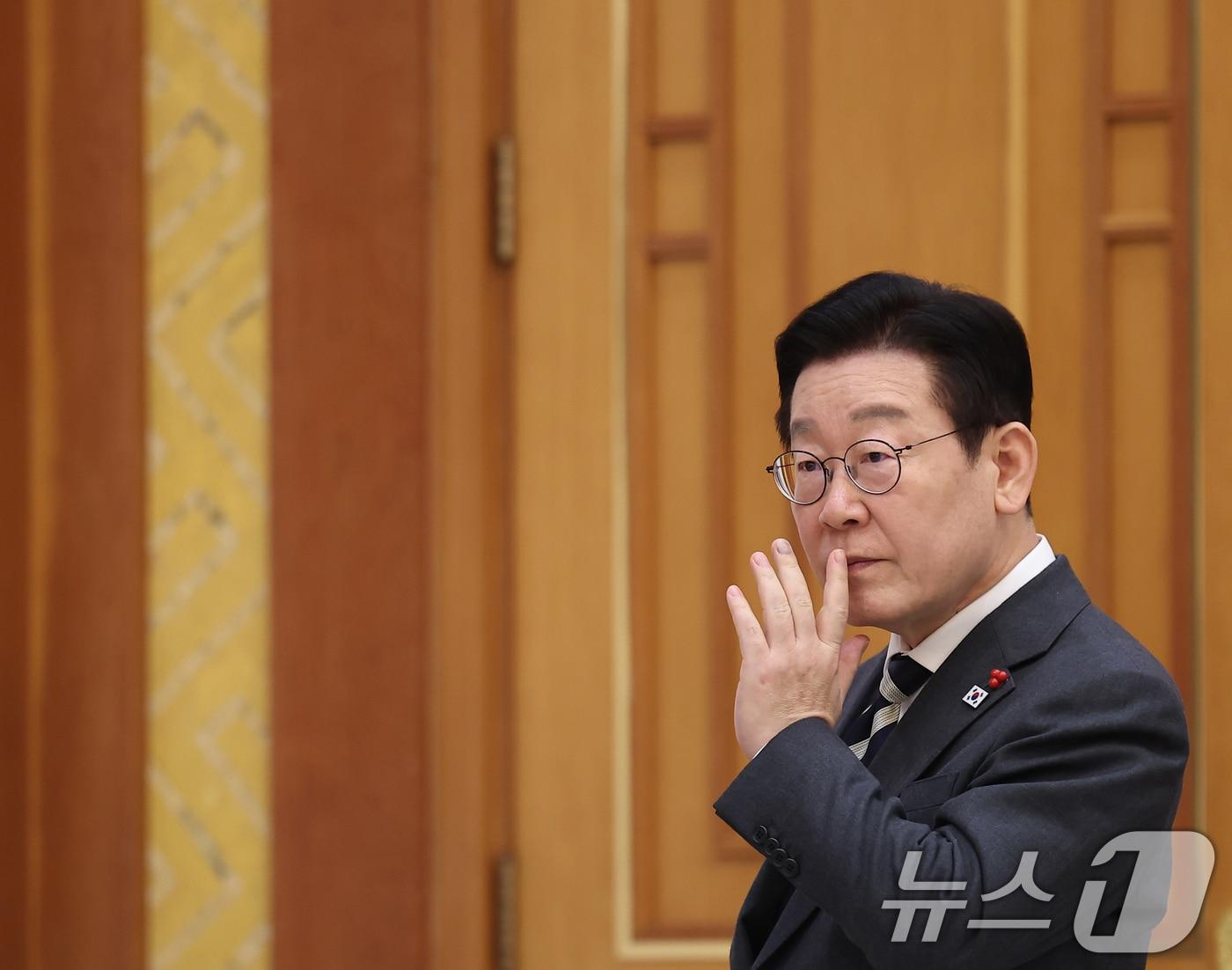 본문 이미지 - 이재명 대통령이 16일 청와대를 방문한 아소 다로 전 일본 총리와의 면담에 앞서 권혁기 의전비서관과 대화를 나누고 있다. 2026.1.16/뉴스1 ⓒ News1 허경 기자