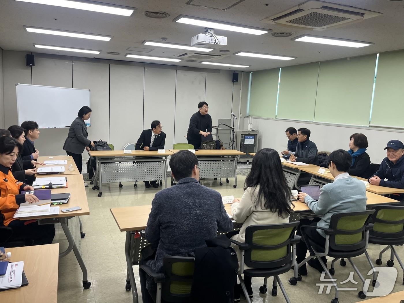 본문 이미지 - 대구지하철참사 희생자 유가족과 대구시, 대통령실 관계자들이 16일 오후 동대구역에 모여 수목장 문제 등 추모사업 이행 방안을 논의했다.2026.1.16/뉴스1 ⓒ News1 이성덕 기자