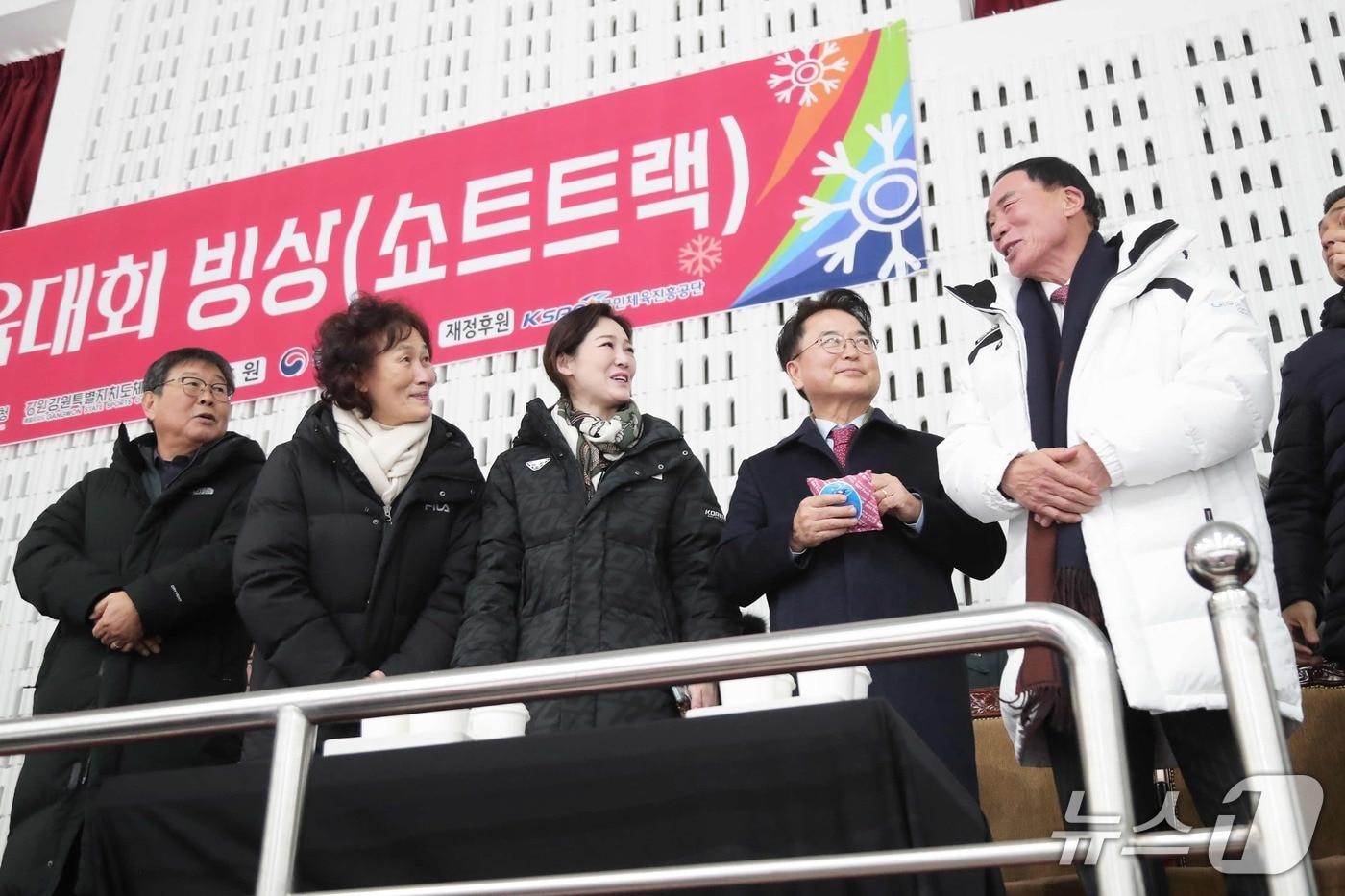 본문 이미지 - 이수경 대한빙상경기연맹 회장과 육동한 춘천시장 등이 16일 송암스포츠타운 빙상장을 찾아 쇼트트랙 경기를 참관하면서 이야기를 나누고 있다.(춘천시 제공, 재판매 및 DB금지)