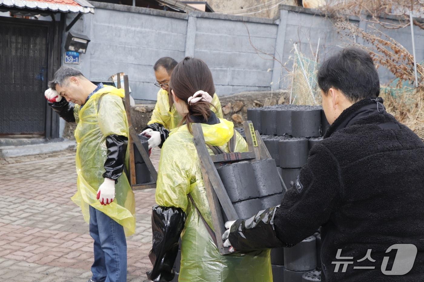 본문 이미지 - 한국도로공사 강원본부가 16일 봉산동 저소득층 및 고령가정 4가구에 연탄 1000장을 배달하는 '사랑의 연탄 나눔' 봉사활동을 했다. (한국도로공사 강원본부 제공. 재판매 및 DB금지) 2026.1.16/뉴스1