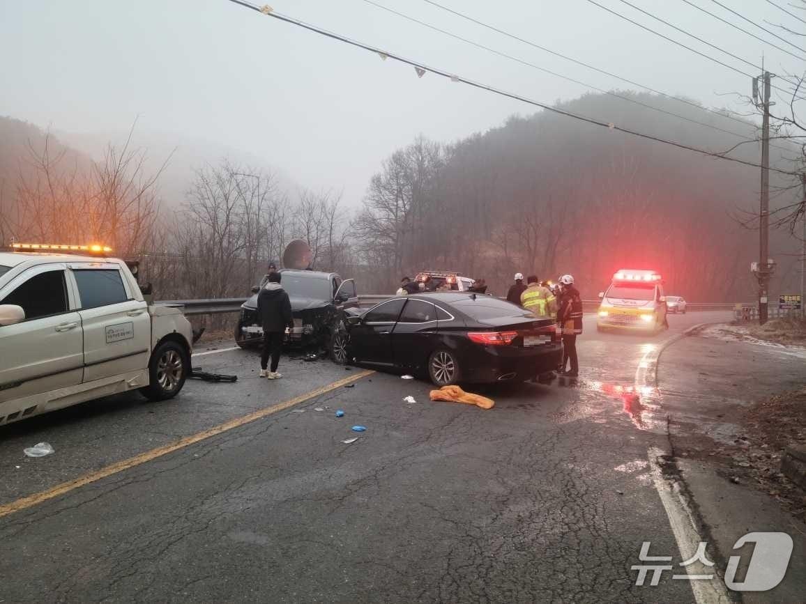 본문 이미지 - 강원 영월 남면 창원교차로 진입로 교통사고 현장.(강원도소방본부 제공,재판매 및 DB금지)