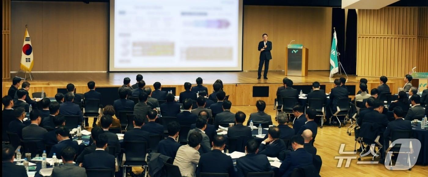 본문 이미지 - 강정훈 iM뱅크 은행장이 2026년 상반기 경영전략회의에서 경영전략을 설명하고 있다.(iM뱅크 제공, 재판매 및 DB 금지)