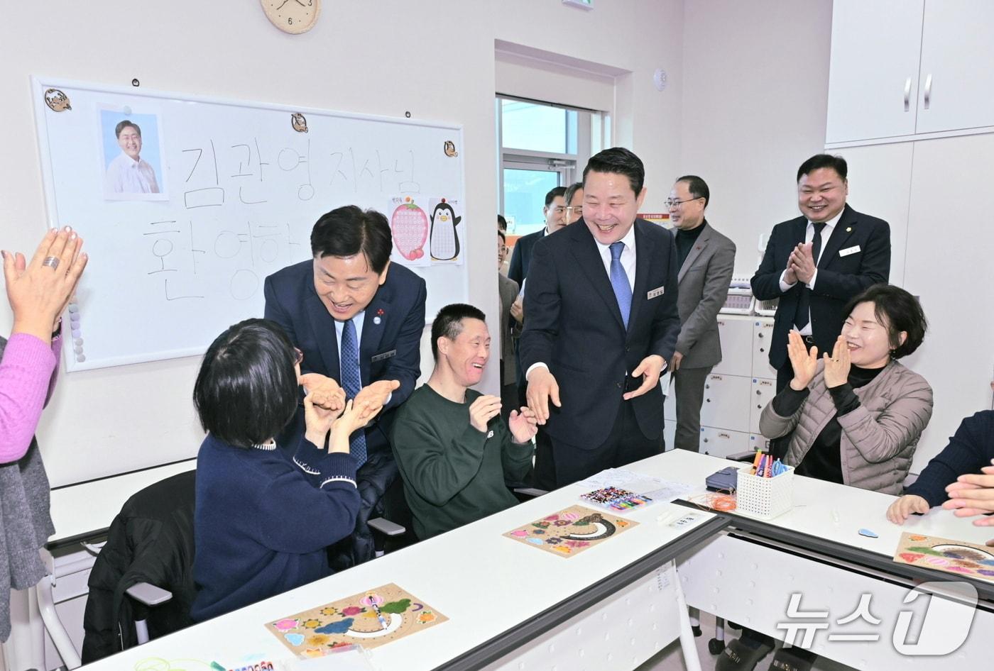 본문 이미지 - 16일 순창군에서 '도민과 함께하는 2026년 시군 방문' 행사가 개최된 가운데 김관영 전북도지사와 최영일 순창군수가 관내 장애인복지관을 방문해 도민들과 이야기 나누고 있다.(순창군 제공. 재판매 및 DB금지)/뉴스1 