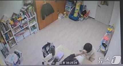 본문 이미지 - 남동구 장애인종합복지관 CCTV에 담긴 언어치료사 A 씨의 학대 정황.(인천장애인철폐연대 제공/뉴스1)