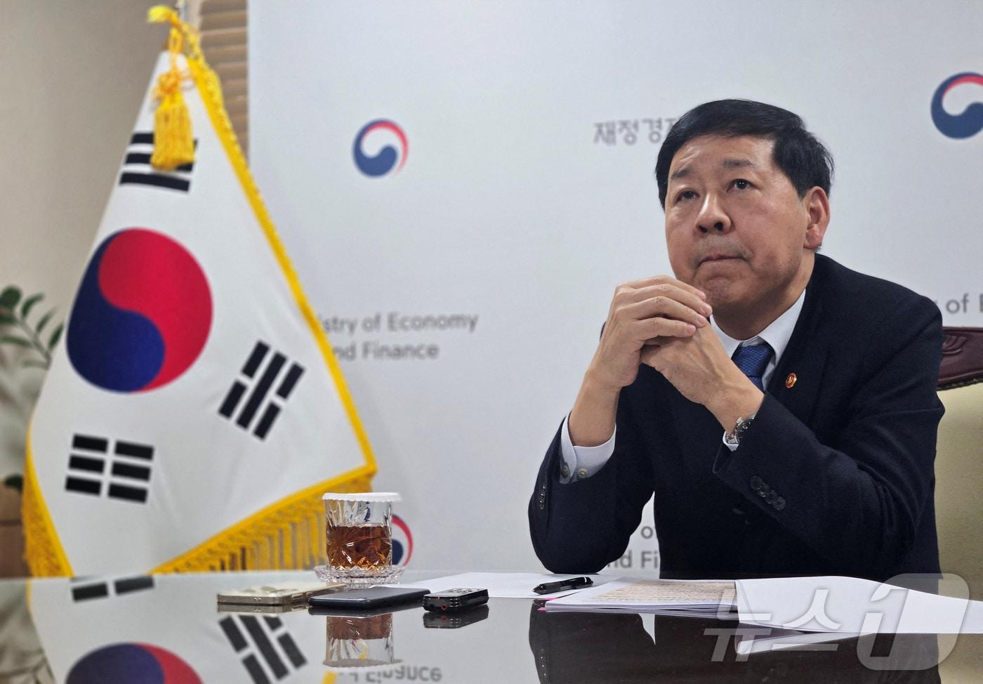 본문 이미지 - 구윤철 부총리 겸 재정경제부 장관이 16일 정부서울청사에서 로이터통신과 인터뷰를 하고 있다. 2026.01.16. ⓒ 로이터=뉴스1 ⓒ News1 국제부 공용 기자