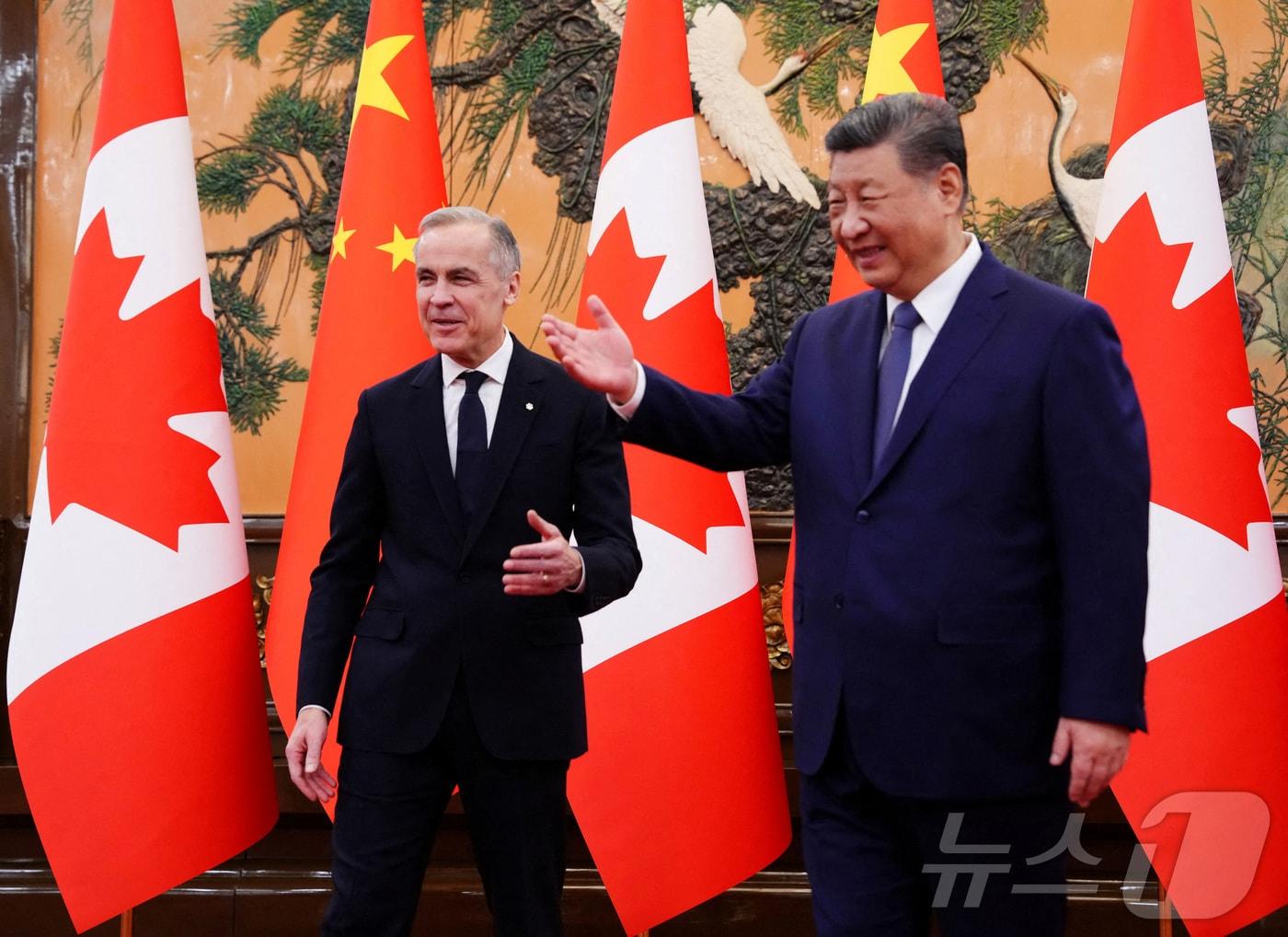 본문 이미지 - 베이징에서 만난 마크 카니 캐나다 총리(왼쪽)과 시진핑 중국 국가주석. 2026.01.16 ⓒ 로이터=뉴스1 ⓒ News1 이지예 객원기자