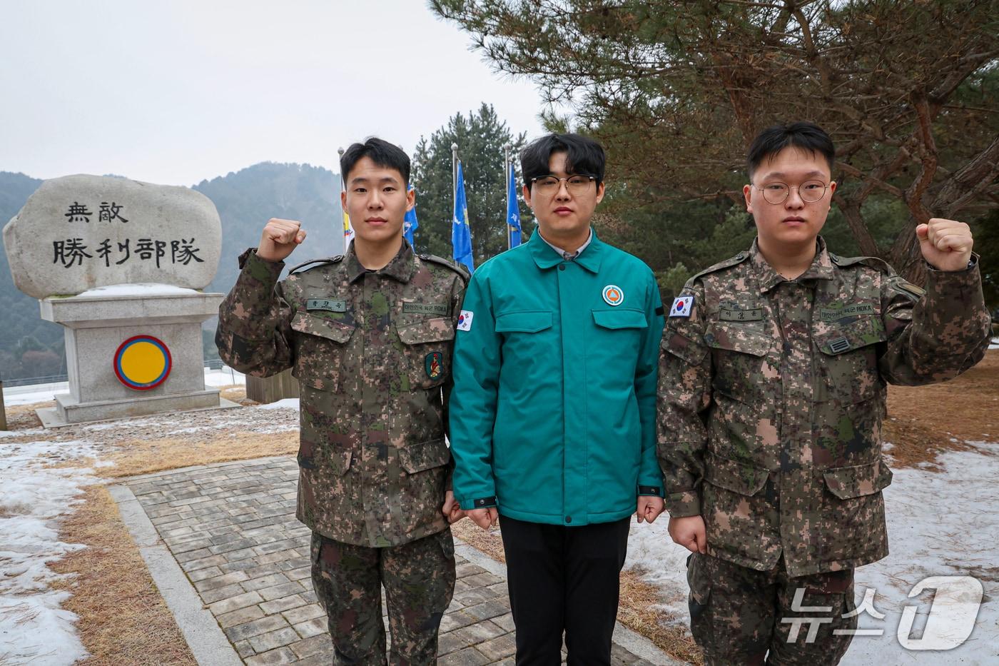 본문 이미지 - 민간건물 화재사고 현장에서 초기 화재진압에 기여한 박진욱 하사(사진 왼쪽부터), 장성환 주무관 이상윤 상병.(15사단 제공, 재판매 및 DB금지)