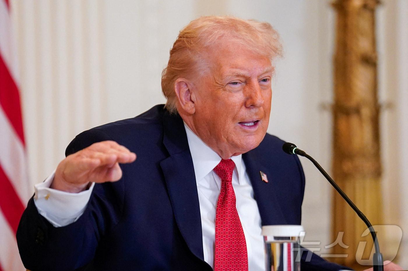 본문 이미지 - 도널드 트럼프 미국 대통령이 16일(현지시간) 워싱턴D.C.의 백악관에서 열린 농촌 보건 관련 회의에 참석해 의약품 가격 인하에 대해 발언하고 있다. ⓒ 로이터=뉴스1 ⓒ News1 이창규 기자