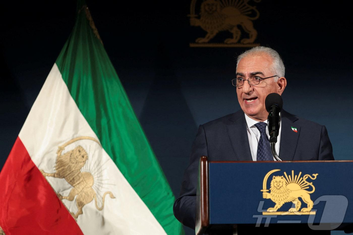 본문 이미지 - 이란 팔레비 왕조의 ‘마지막 왕세자’ 레자 팔레비가 16일(현지시간) 미국 워싱턴D.C.에서 열린 기자회견에서 발언하고 있다. ⓒ 로이터=뉴스1 ⓒ News1 이창규 기자