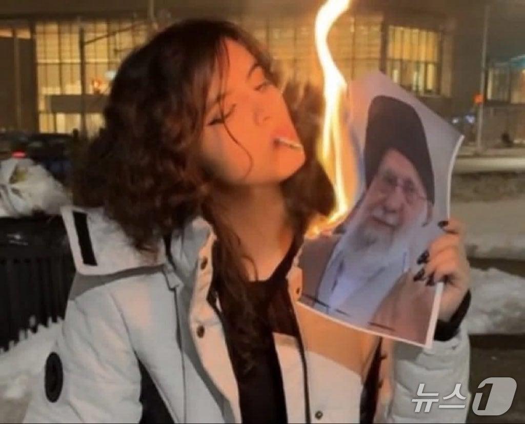 본문 이미지 - 아야톨라 알리 하메네이 이란 최고지도자의 사진에 불을 붙여 담배를 피운 여성의 영상이 소셜미디어에서 확산되면서 이란 반(反)정부 시위의 상징이 됐다. (출처=엑스) 2025.1.16./뉴스1
