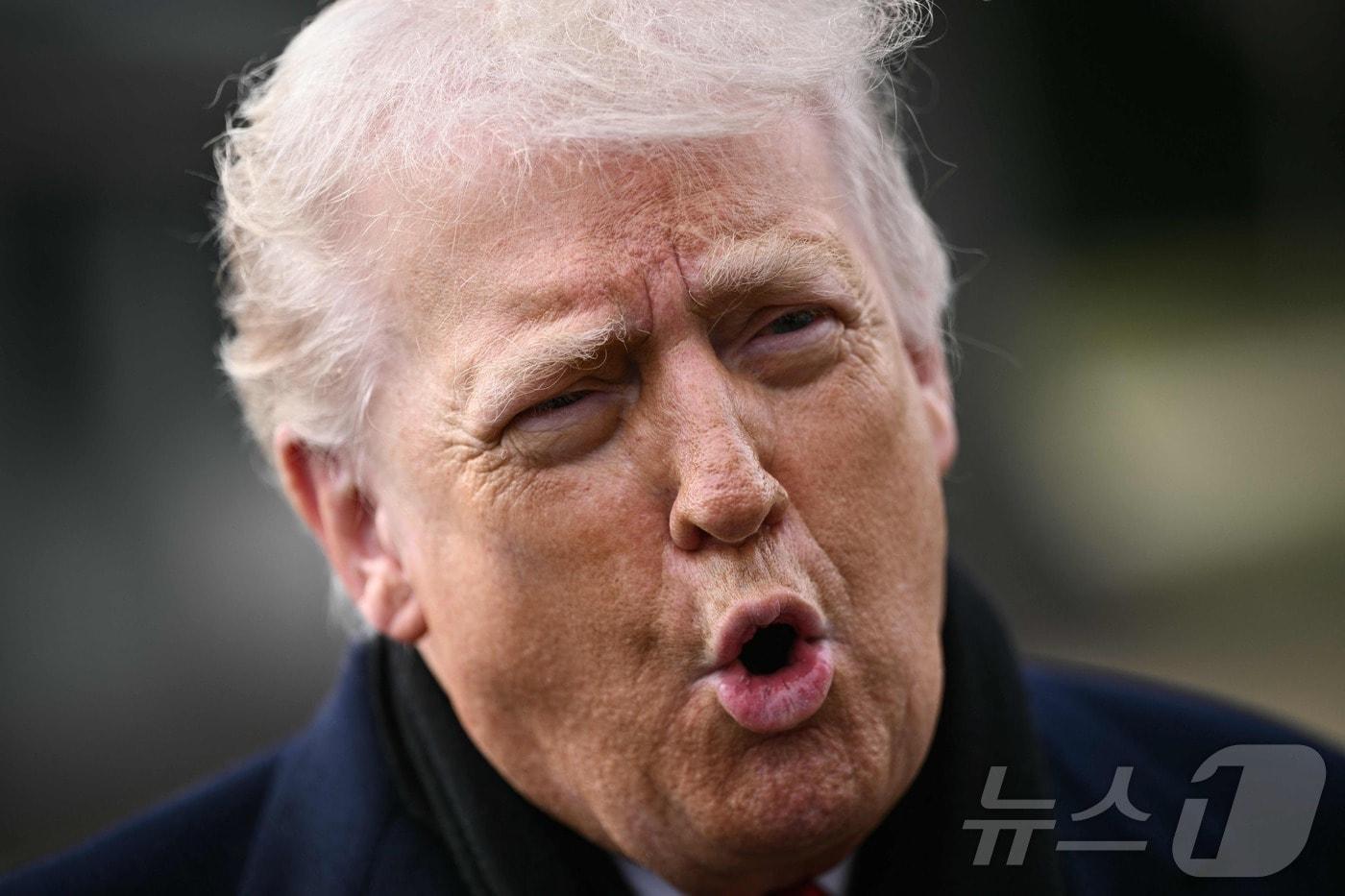 본문 이미지 - 도널드 트럼프 미국 대통령이 16일(현지시간) 워싱턴D.C. 백악관 사우스론에서 마린원에 탑승하기 전 기자들의 질문에 답하고 있다. 2025.1.16./뉴스1 ⓒ AFP=뉴스1 ⓒ News1 이창규 기자