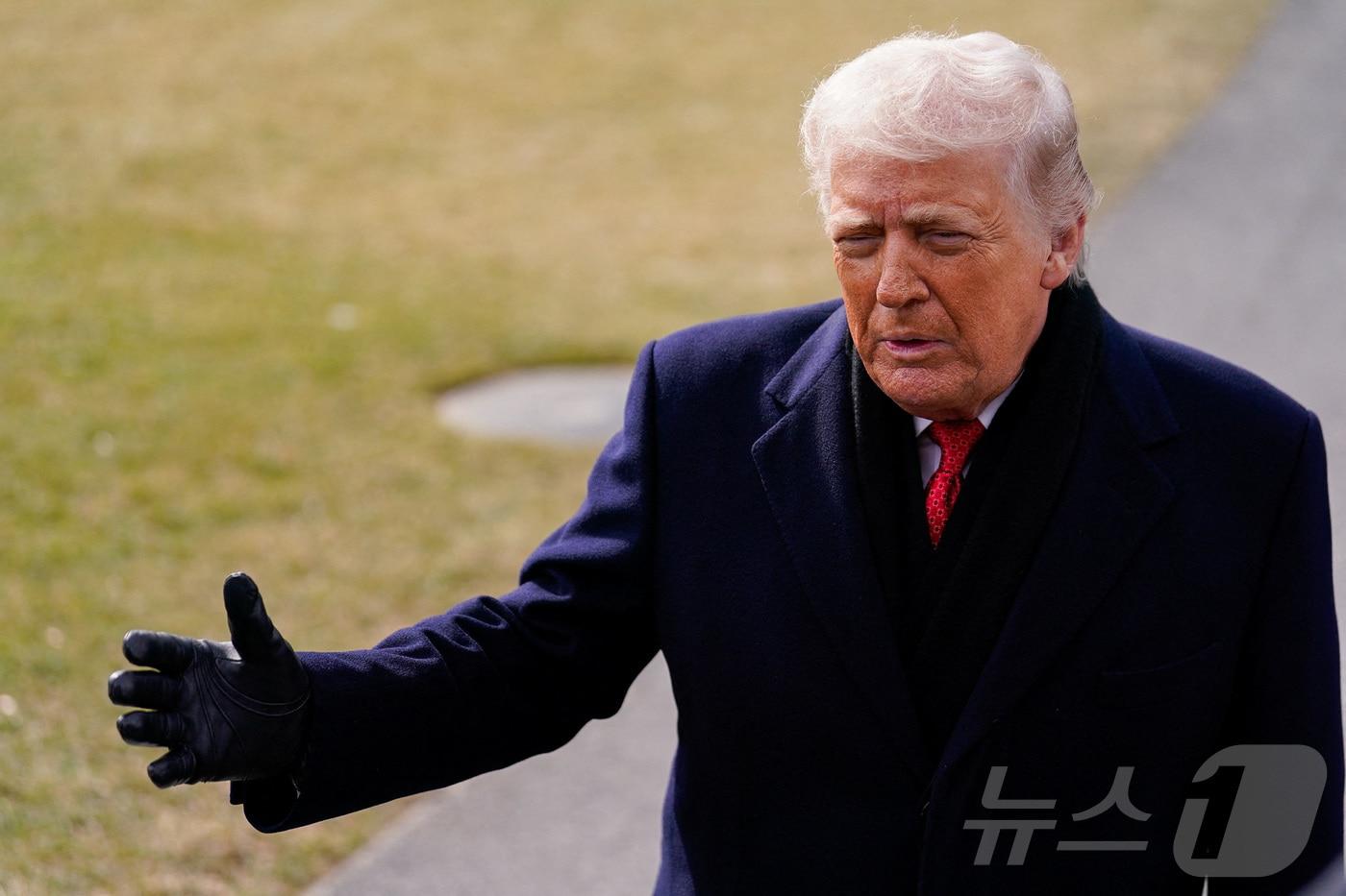 본문 이미지 - 도널드 트럼프 미국 대통령이 16일(현지시간) 워싱턴DC 백악관을 나서며 기자들의 질문에 답하고 있다. 2026.01.16. ⓒ 로이터=뉴스1 ⓒ News1 류정민 특파원