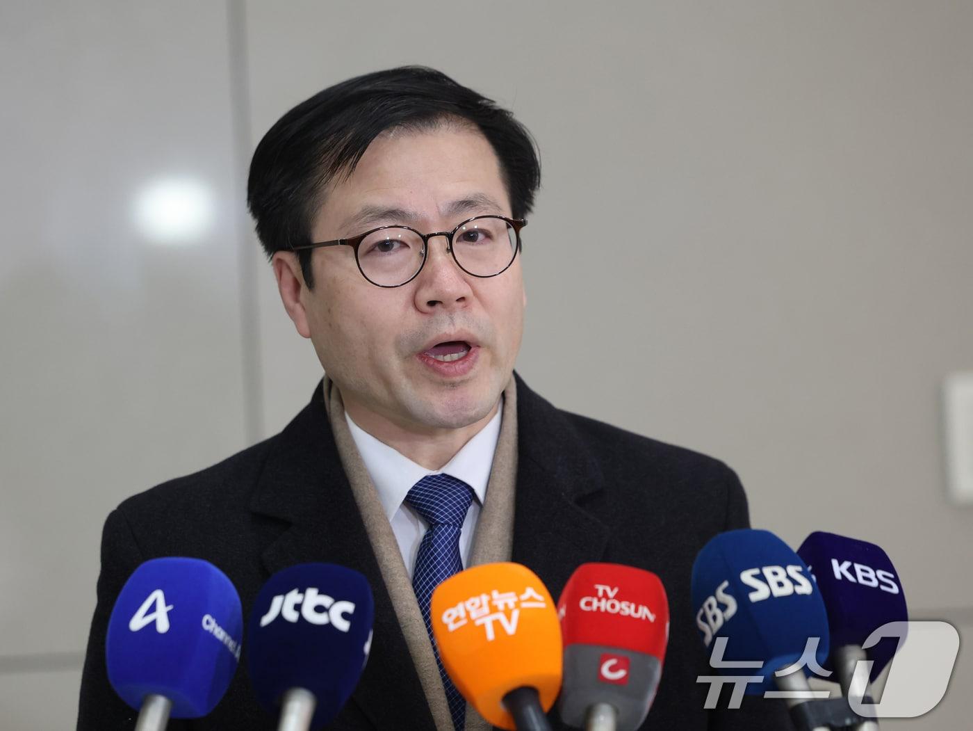 본문 이미지 - 미국을 방문해 대미 통상현안을 논의한 여한구 산업통상자원부 통상교섭본부장이 17일 오전 인천국제공항을 통해 귀국, 취재진 질문에 답하고 있다. 2026.1.17/뉴스1 ⓒ News1 황기선 기자