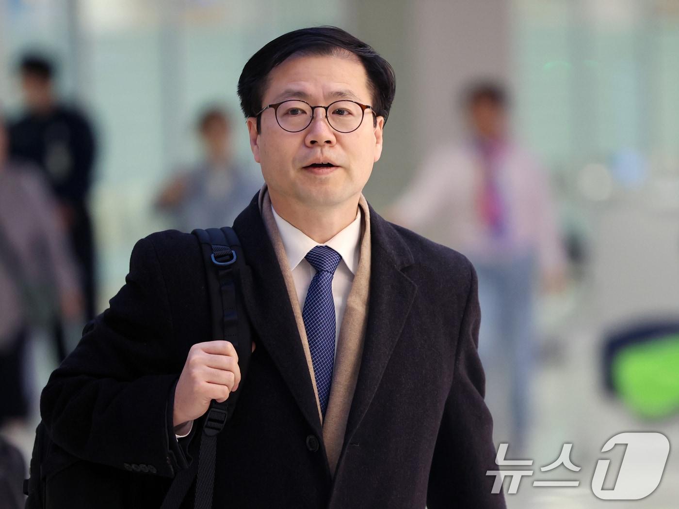 본문 이미지 - 미국을 방문해 대미 통상현안을 논의한 여한구 산업통상자원부 통상교섭본부장이 17일 오전 인천국제공항을 통해 귀국하고 있다. 2026.1.17/뉴스1 ⓒ News1 황기선 기자