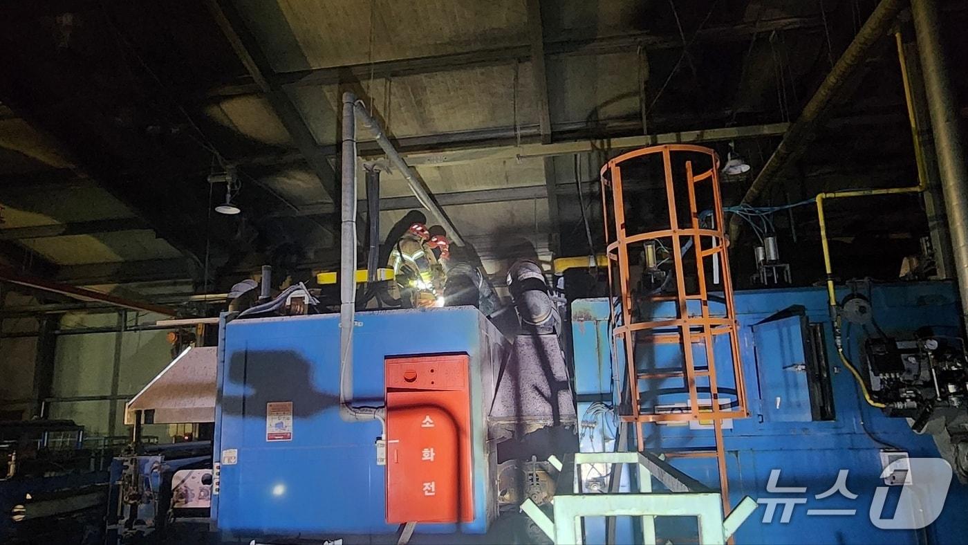 본문 이미지 - 16일 오후 6시 45분쯤 경북 성주군 월항면 유월리 차량용 부직포 생산 공장에서 불이나 소방 당국이 진화하고 있다.(경북소방본부 제공. 재판매 및 DB 금지)2026.1.17/뉴스1