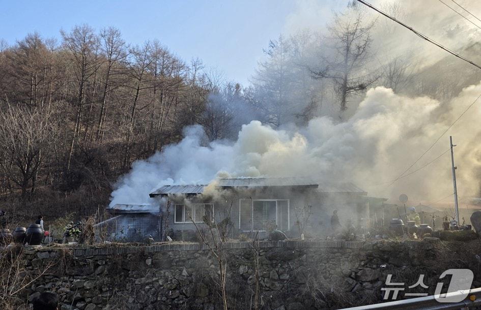 본문 이미지 - 16일 오후 1시 17분쯤 경북 고령군 덕곡면 옥계리 단독주택에서 불이 나 소방 당국이 진화하고 있다.(경북소방본부 제공. 재판매 및 DB 금지)2026.1.17/뉴스1