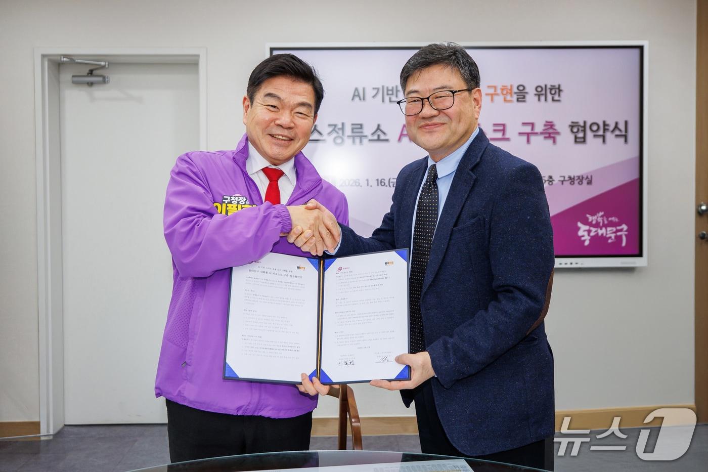 본문 이미지 - 이필형 동대문구청장(왼쪽)과 ㈜비아이씨엔에스 이원철 대표가 16일 구청장실에서 업무협약을 체결한 뒤 기념 촬영을 하고 있다.(회사측 제공)