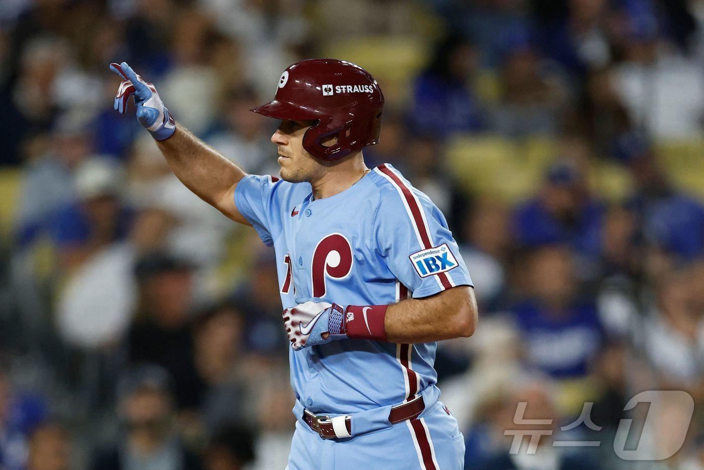 본문 이미지 - J.T. 리얼무토가 필라델피아 필리스에 잔류했다. ⓒ AFP=뉴스1