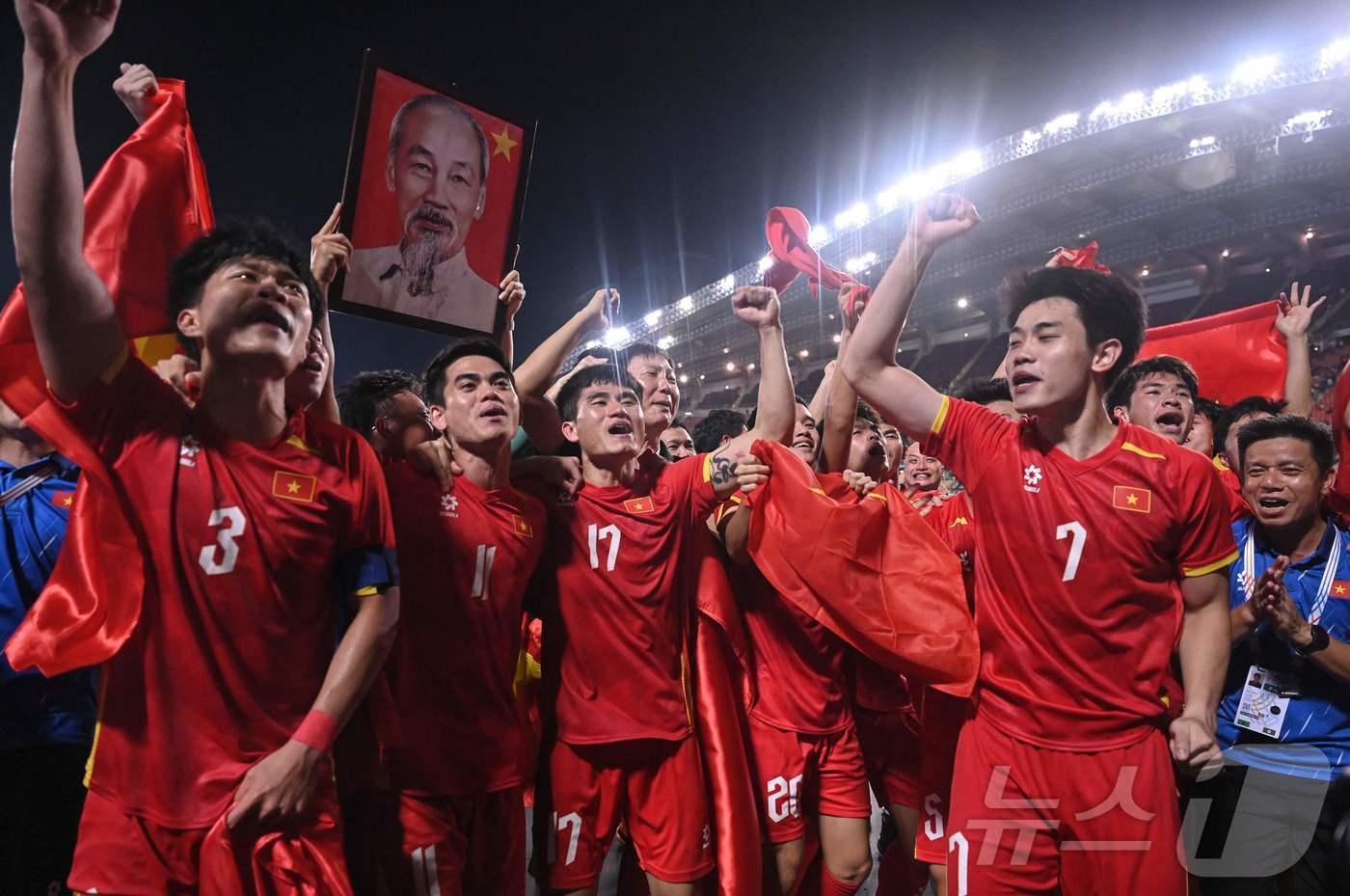 본문 이미지 - 승리 후 기뻐하는 베트남 선수들 ⓒ AFP=뉴스1