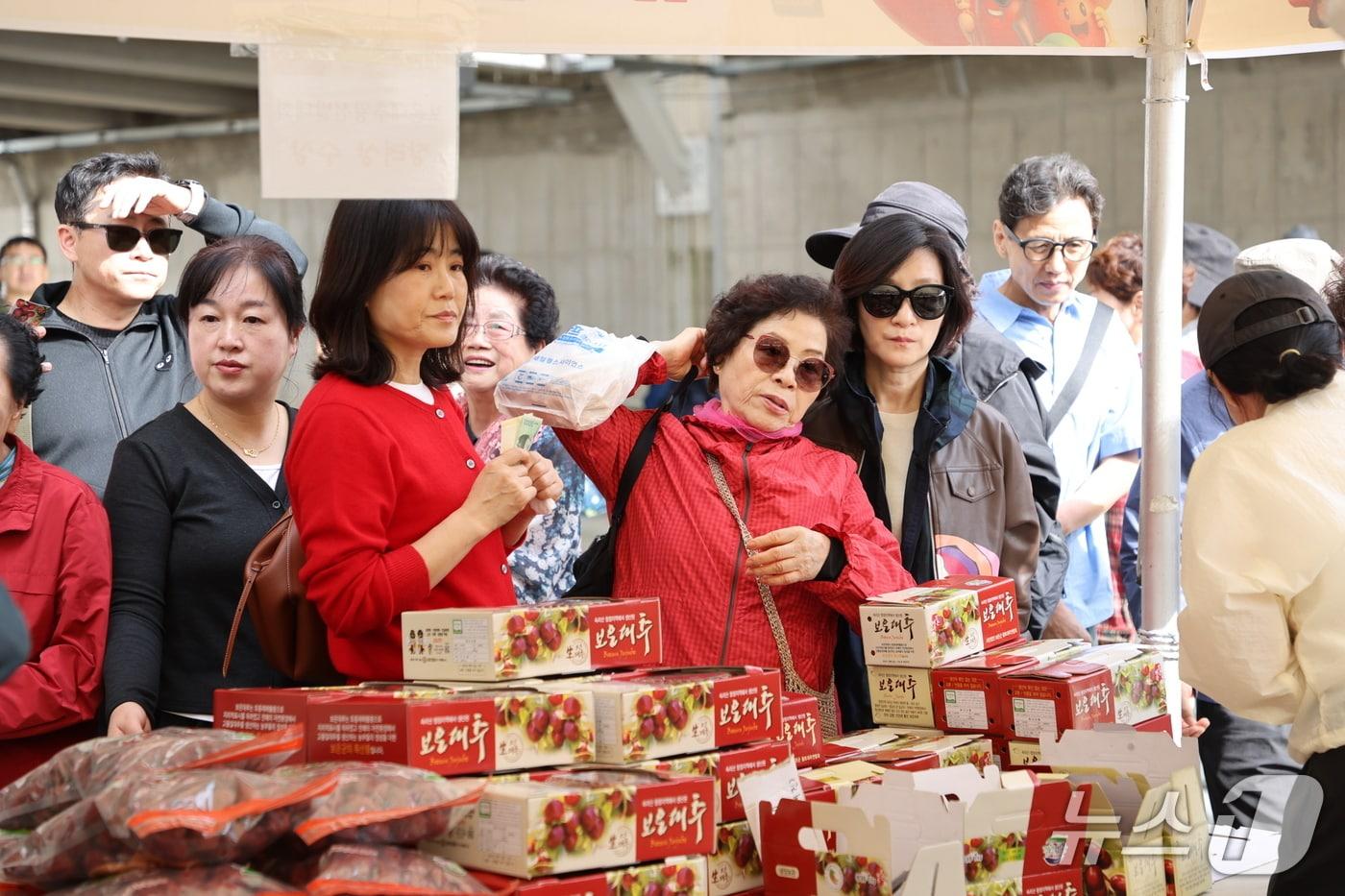 본문 이미지 - 2025보은대추축제 대추판매장을 찾은 방문객들이 대추를 구입하고 있다.  (보은군 제공. 재판매 및 DB금지) /뉴스1