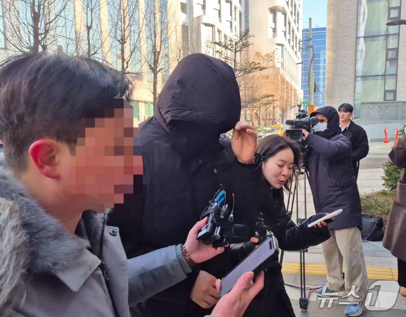 본문 이미지 - 강선우 의원의 전 보좌관 남 모 씨가 17일 오전 서울경찰청 광역수사단으로 들어가는 모습. 2026.1.17/뉴스1 ⓒ News1 신윤하 기자