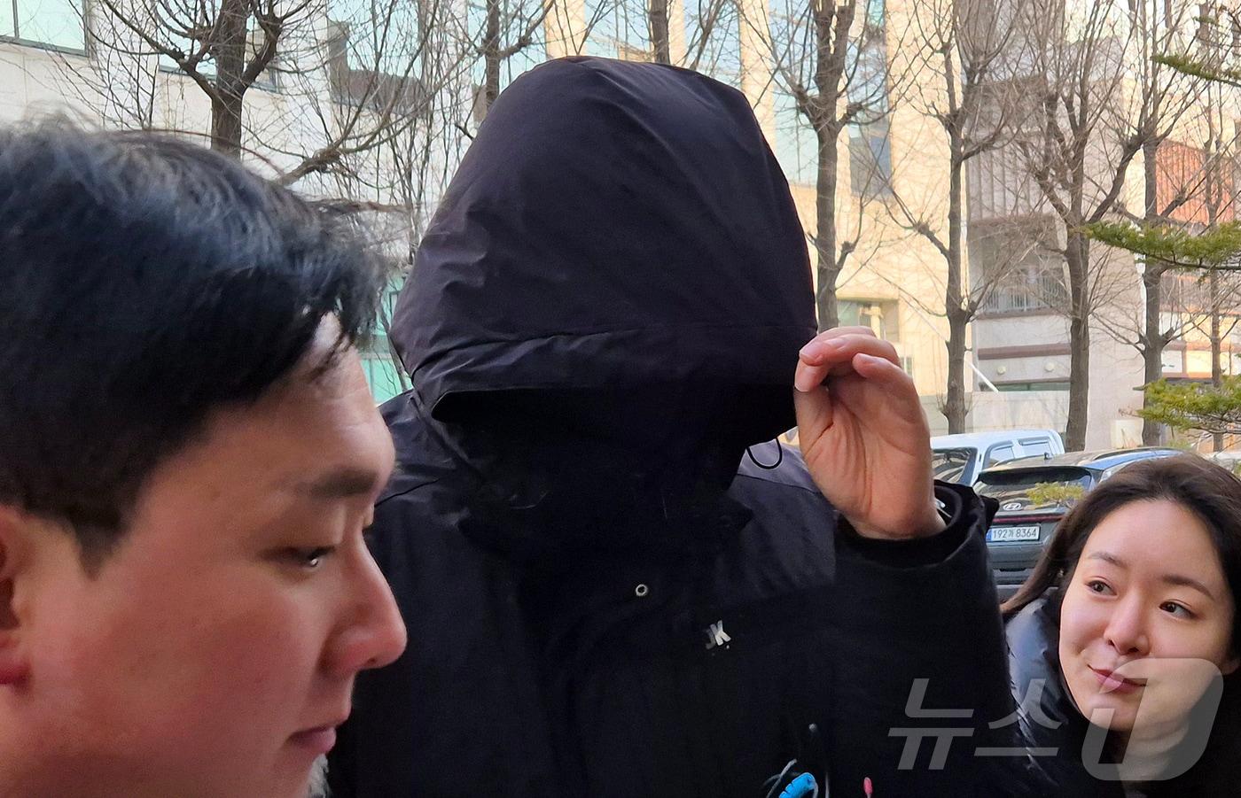 본문 이미지 - 김경 서울시의원으로부터 공천헌금 1억원을 받아 강선우 무소속 의원에게 전달했다고 지목된 강 의원의 전 보좌관 남 모씨가 2차 경찰 조사를 받기 위해 17일 오전 서울 마포구 서울경찰청 공공범죄수사대로 출석하고 있다. 2026.1.17/뉴스1 ⓒ News1 신윤하 기자