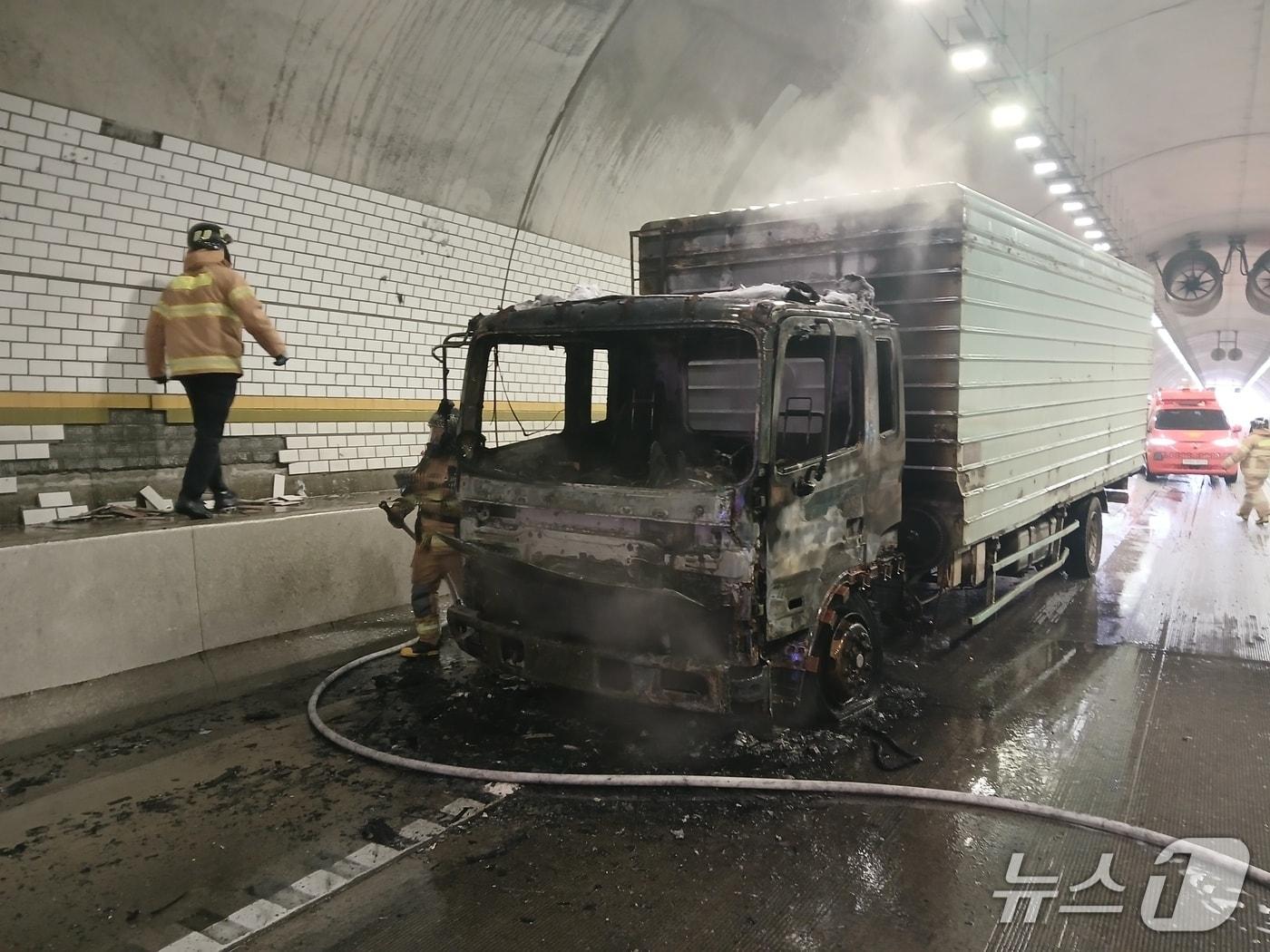 본문 이미지 - 17일 오전 10시 28분쯤 경북 의성군 안평면 서산영덕고속도로 영덕방향 113km 지점 안평 2터널을 주행하던 5톤 화물차에 불이나 소방 당국이 진화하고 있다.(경북소방본부 제공. 재판매 및 DB 금지)2026.1.17/뉴스1