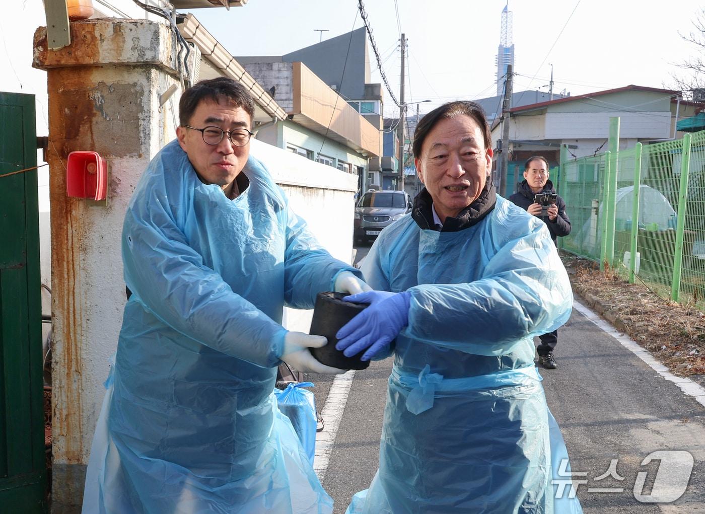 본문 이미지 - 설동호 대전시교육감과 교육공무원노자가 연탄 봉사를 하고 있다.(대전시교육청 제공. 재판매 및 DB금지)/뉴스1