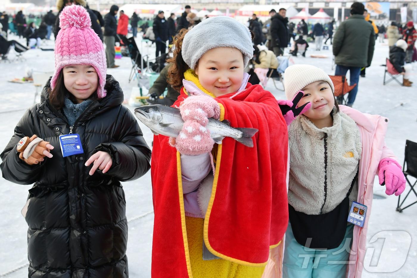 본문 이미지 - 2026 화천산천어축제 개막 후 두 번째 주말인 17일, 이른 새벽부터 축제장을 찾은 관광객들이 산천어 얼음낚시를 즐기고 있다. (화천군 제공, 재판매 및 DB 금지) 2026.1.17/뉴스1 ⓒ News1 윤왕근 기자