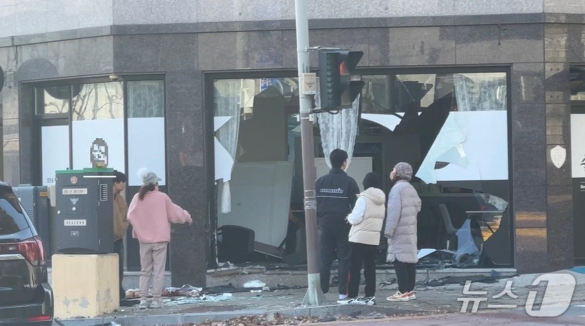 본문 이미지 - 공주 신관동 교통사고 현장. (공주소방서 제공, 재판매 및 DB금지) / 뉴스1