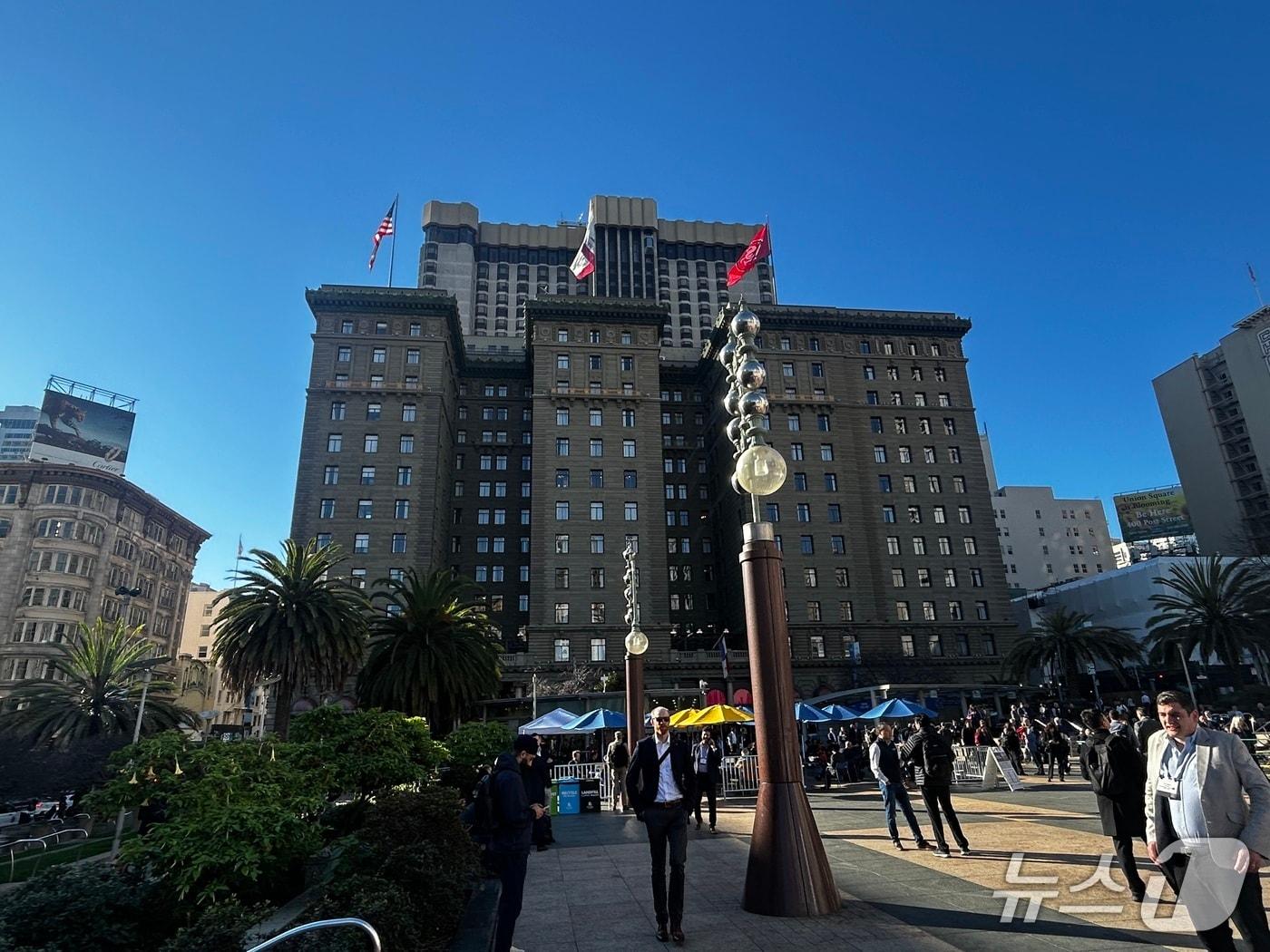 본문 이미지 - 12일(현지시간) JP모건 헬스케어 콘퍼런스가 열리는 미국 캘리포니아주 샌프란시스코의 The Westin St.. FRANCIS 호텔 주위로 사람들이 모이고 있다. 2026.1.12/뉴스1 ⓒ News1 문대현 기자