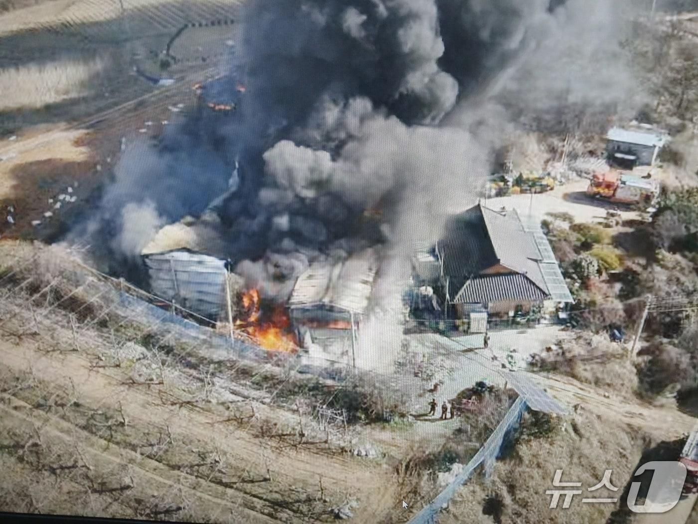 본문 이미지 - 17일 낮 12시 53분쯤 전남 함평군 월야면의 한 저온 저장창고에서 불이 나 소방당국이 불을 진화하고 있다.(전남소방 제공. 재판매 및 DB 금지)