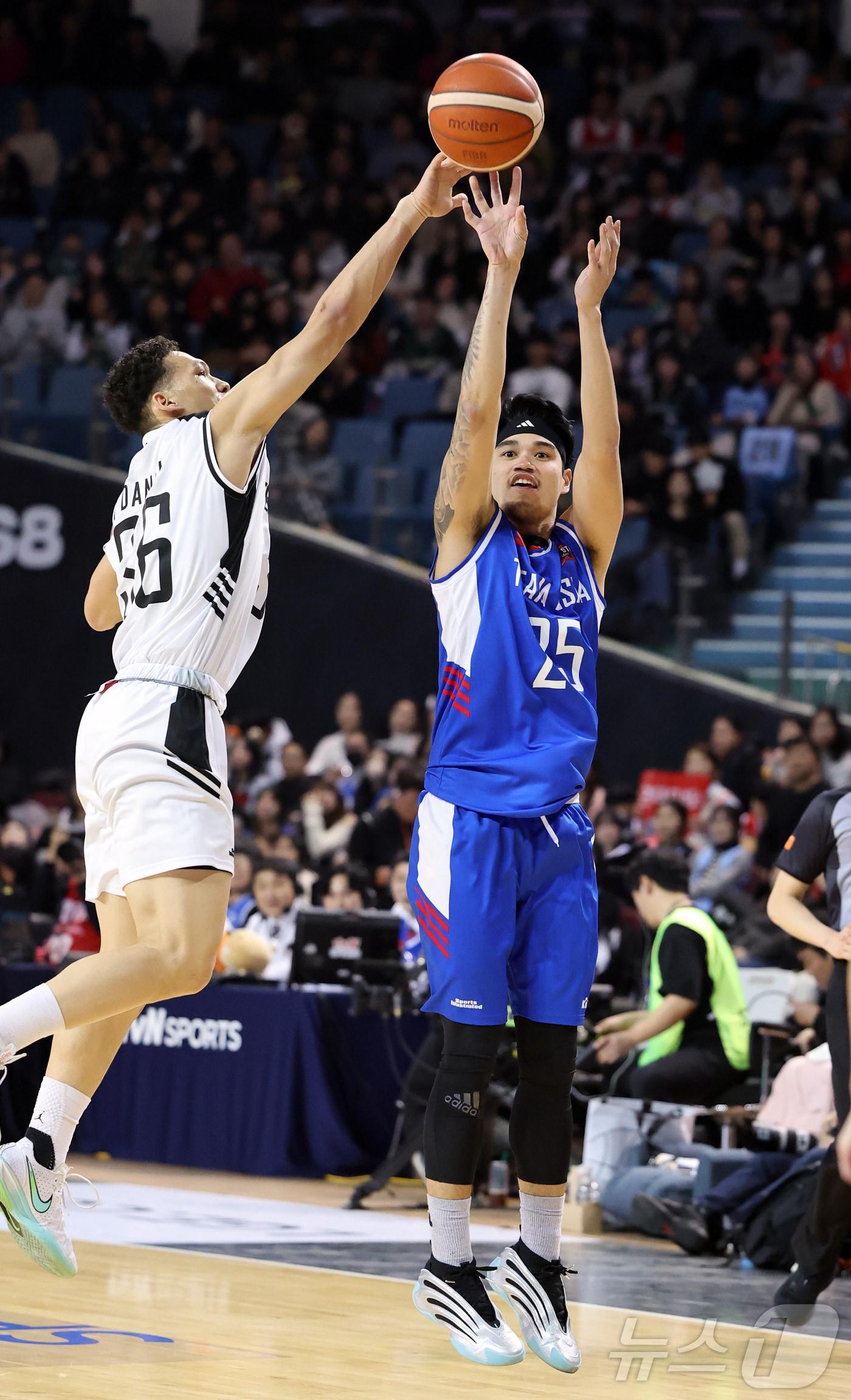 본문 이미지 - 17일 오후 서울 송파구 잠실실내체육관에서 열린 2025-2026 LG전자 프로농구 올스타전 전야제 팀 아시아와 팀 루키의 경기, 팀 아시아 알빈 톨렌티노가 3점슛읊 던지고 있다. 2026.1.17/뉴스1 ⓒ News1 김진환 기자