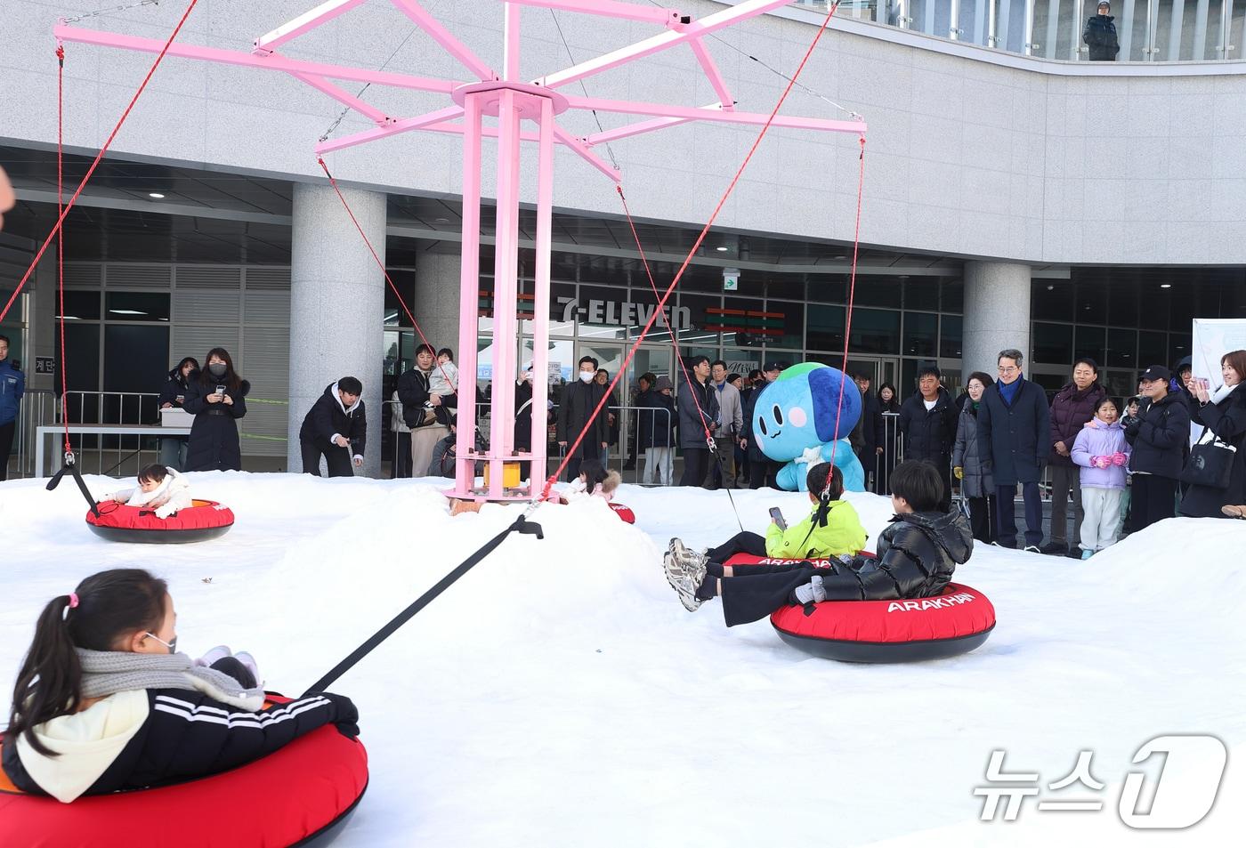 본문 이미지 - 경기도담뜰 겨울 눈밭 놀이터.(경기도 제공. 재판매 및 DB금지)