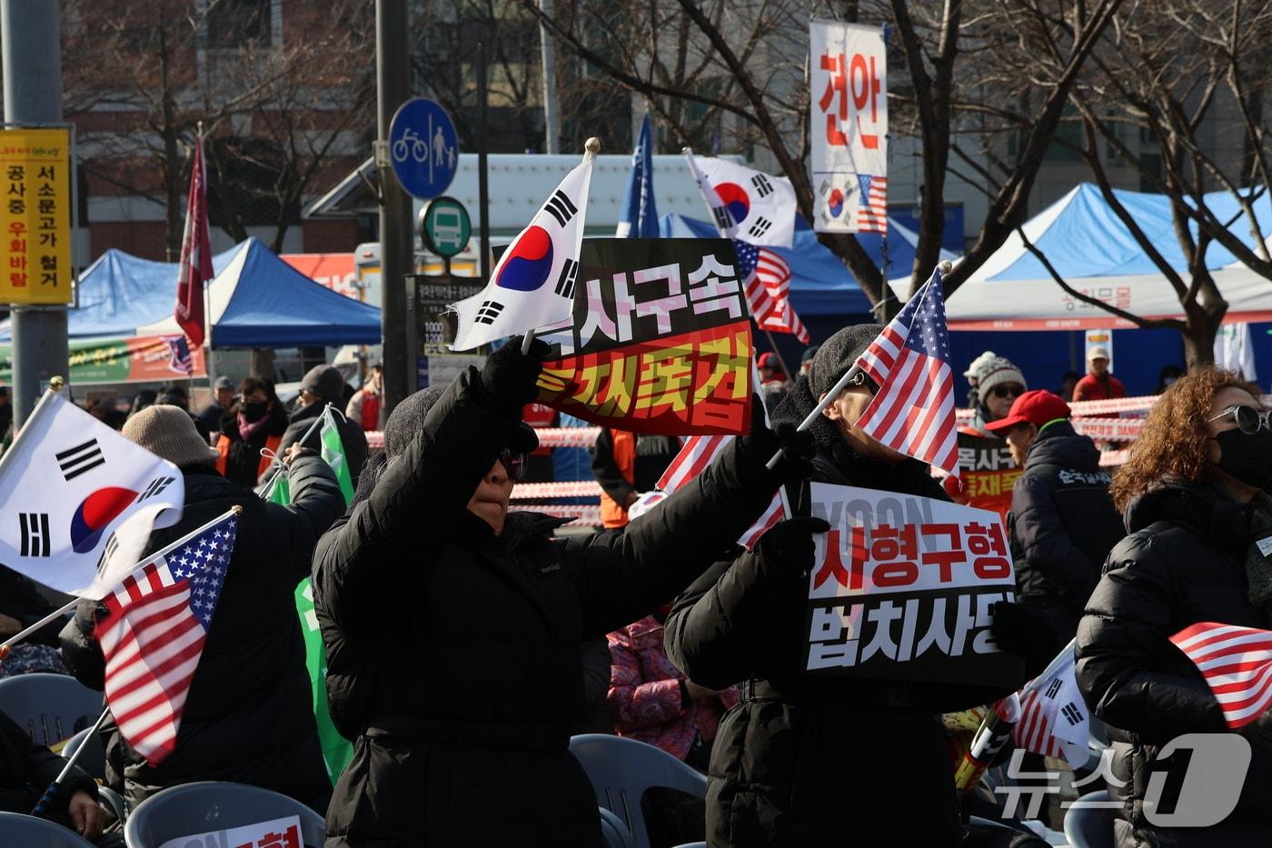 본문 이미지 - 서울 광화문에서 17일 열린 자유통일당 집회. 2026.1.17/뉴스1 ⓒ News1 권준언 기자