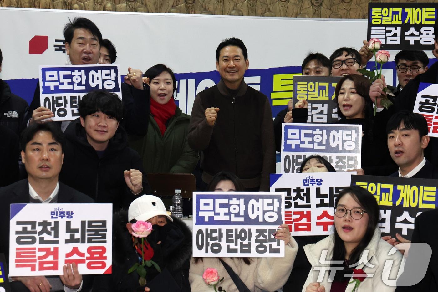 본문 이미지 - 더불어민주당의 통일교 및 공천뇌물 특검 수용을 촉구하며 3일째 단식을 이어가고 있는 장동혁 국민의힘 대표가 17일 오후 서울 여의도 국회 로텐더홀에서 2030 청년 당원들의 응원을 받고 있다. 2026.1.17/뉴스1 ⓒ News1 황기선 기자