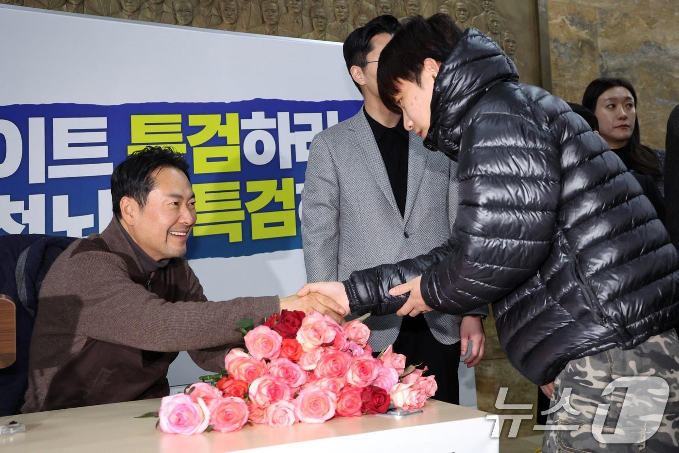 본문 이미지 - 더불어민주당의 통일교 및 공천뇌물 특검 수용을 촉구하며 3일째 단식을 이어가고 있는 장동혁 국민의힘 대표가 17일 오후 서울 여의도 국회 로텐더홀에서 2030 청년 당원들의 응원을 받고 있다. 2026.1.17/뉴스1 ⓒ News1 황기선 기자