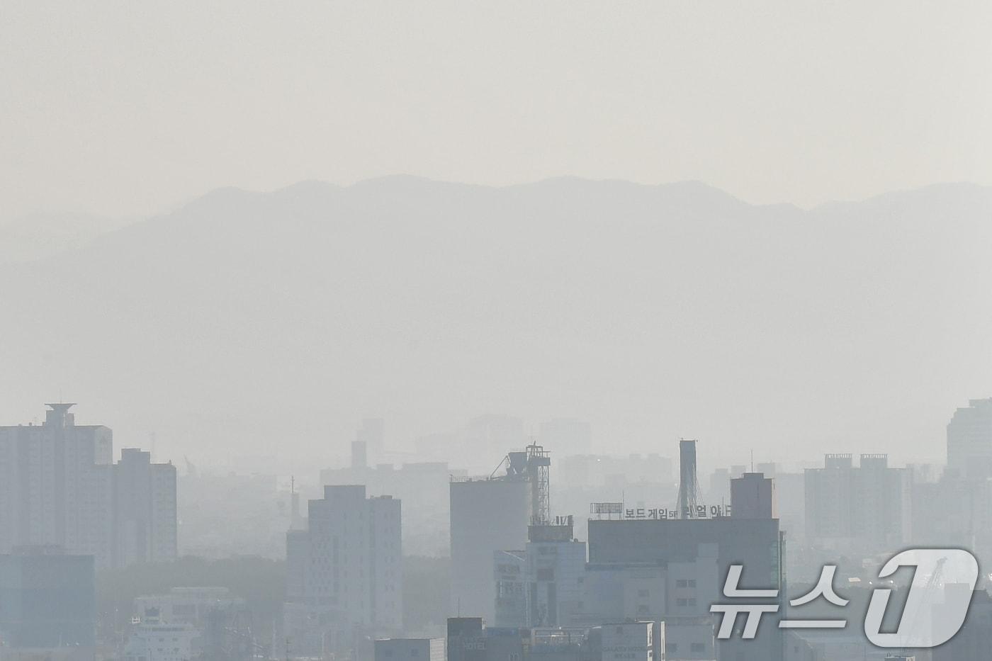 본문 이미지 - 17일 경북 포항시 전역이 희뿌연 초미세먼지에 덮여있다. 이날 포항지역 초미세먼지 농도는 43㎍/m&sup3;으로 나쁨을 수준이다. 2026.1.17/뉴스1 ⓒ News1 최창호 기자
