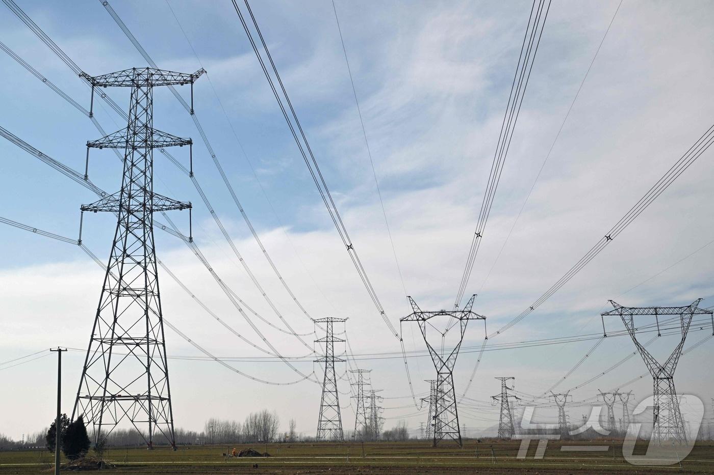 본문 이미지 - 중국 허베이성 바오딩의 송전탑 모습 2026.01.07. ⓒ AFP=뉴스1
