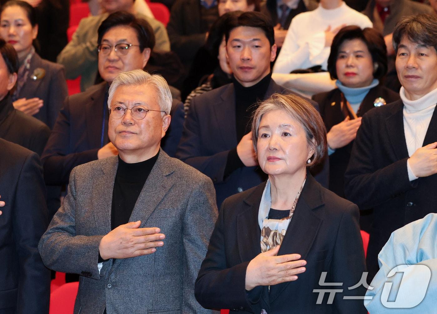 본문 이미지 - 문재인 전 대통령과 김정숙 여사가 대전 서구 배재대에서 열린 김한수 전 배재대 부총장 출판기념회에 참석해 국기에 대한 경례를 하고 있다. 2026.1.17 ⓒ 뉴스1 김기태 기자