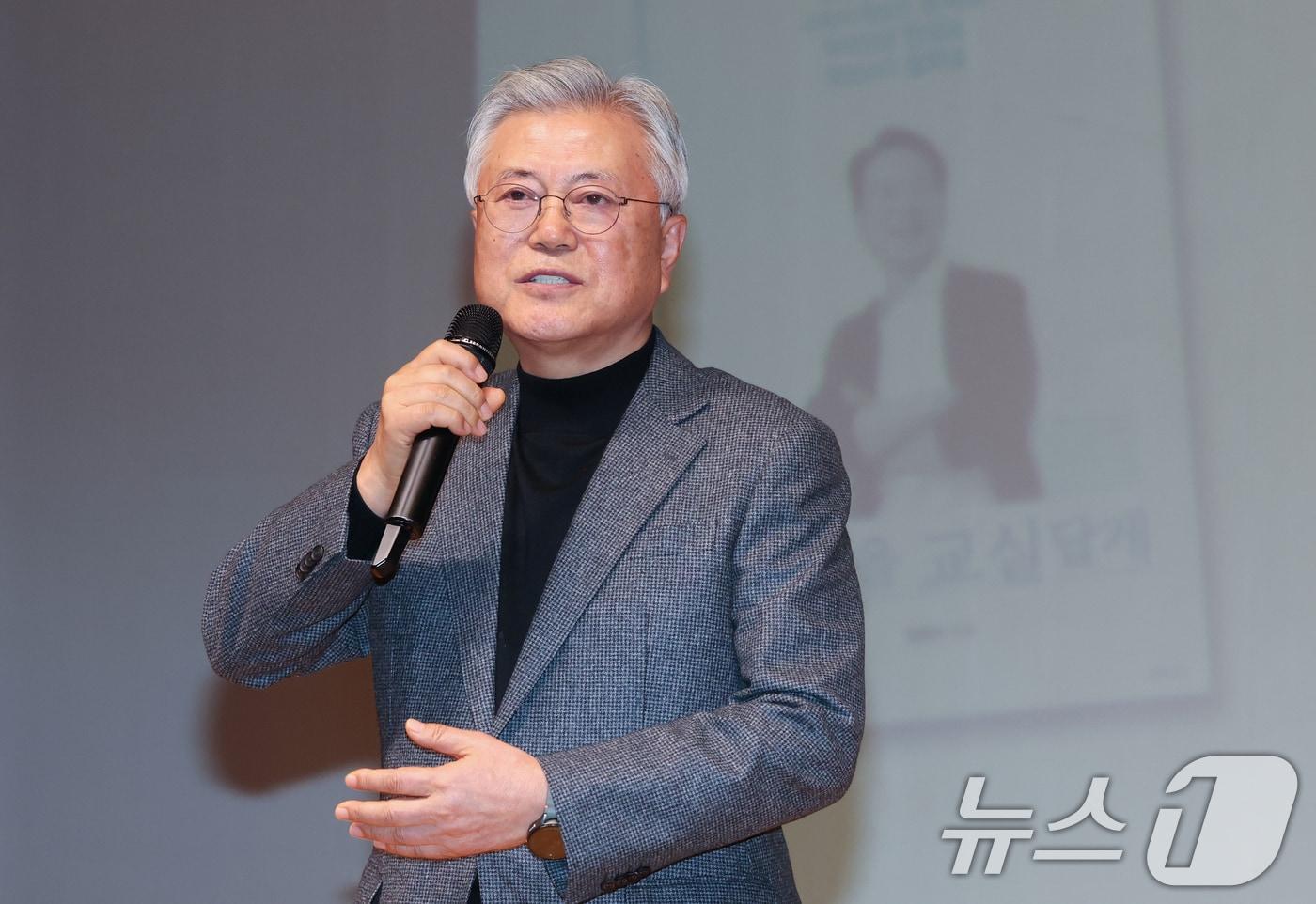 본문 이미지 - 문재인 전 대통령이 17일 대전 서구 배재대에서 열린 김한수 전 배재대 부총장 출판기념회에 참석해 축사를 하고 있다. 2026.1.17/뉴스1 ⓒ News1 김기태 기자