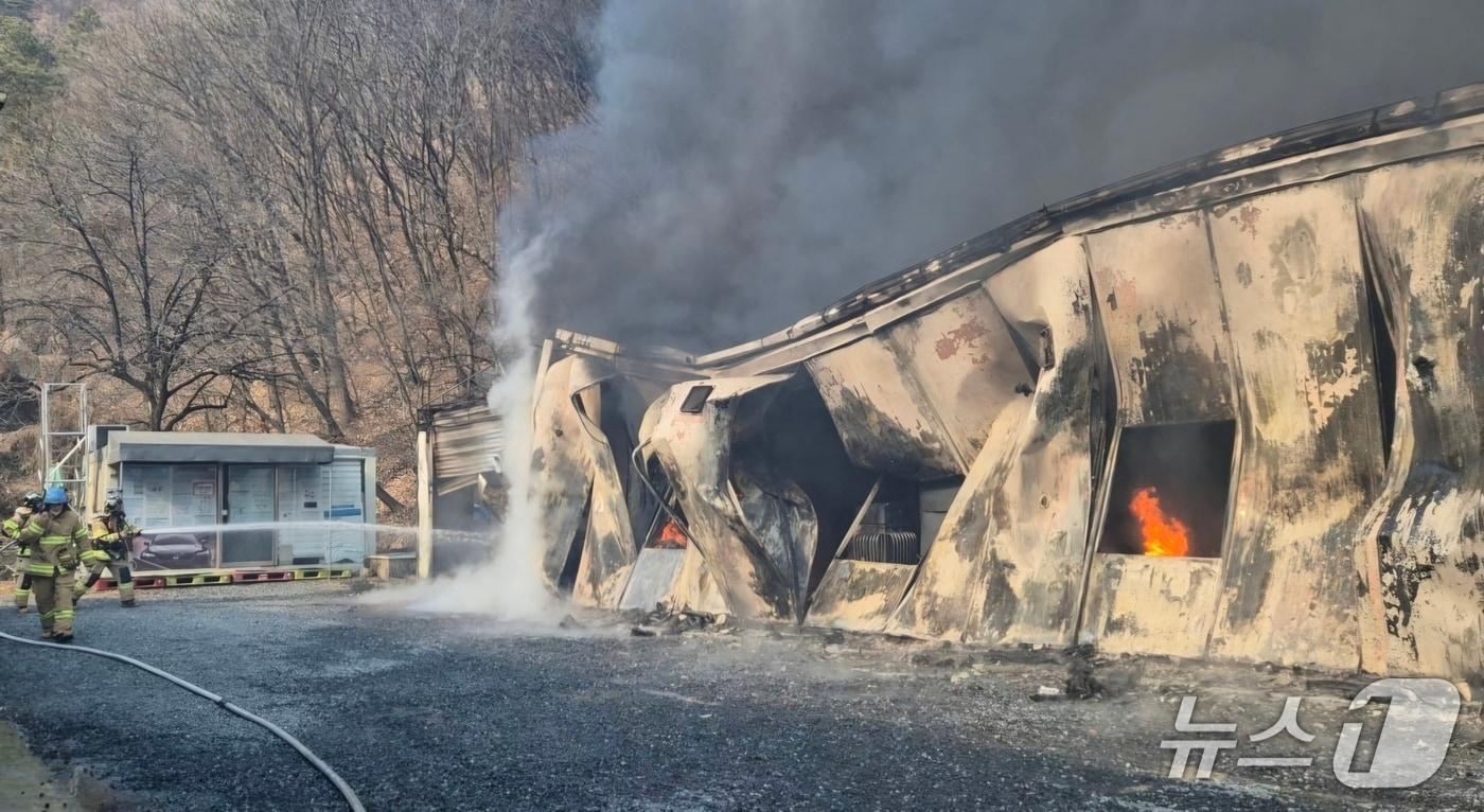 본문 이미지 - 충남 금산 배터리 부품용 섬유공장 화재 현장 모습.(금산소방 제공. 재판매 및 DB금지)/뉴스1