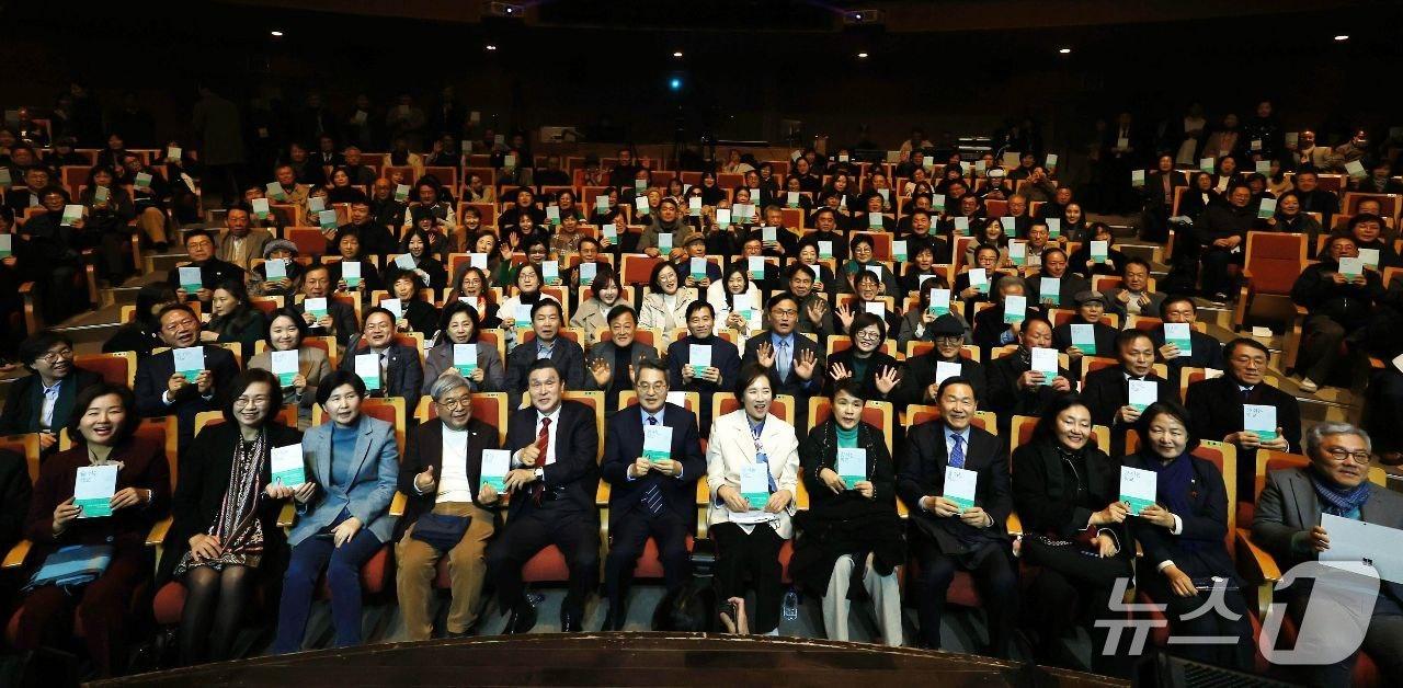 본문 이미지 -  유은혜 전 사회부총리 겸 교육부 장관이 1경기아트센터에서 ‘숨 쉬는 학교’ 출판기념회 겸 북 콘서트를 열고 참석자들과 기념촬영을 하고 있다.