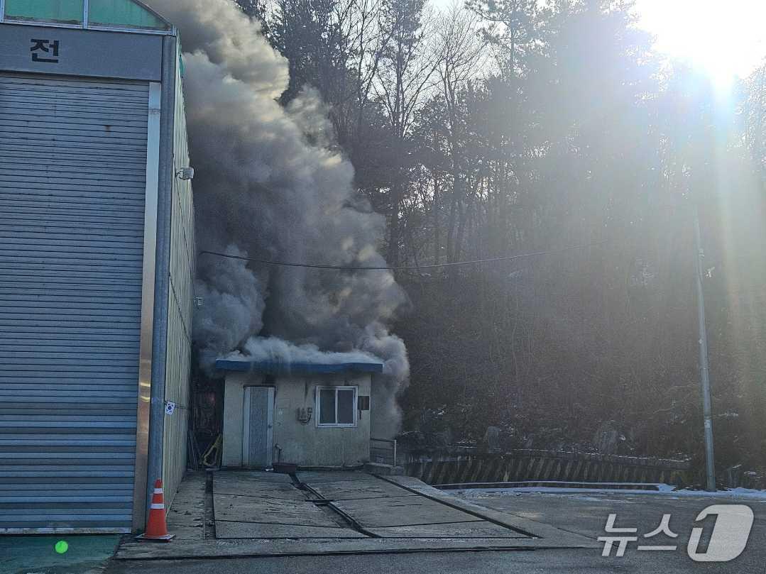 본문 이미지 - 춘천 동내면 건물화재.(강원도소방본부 제공, 재판매 및 DB 금지) 2026.1.17/뉴스1