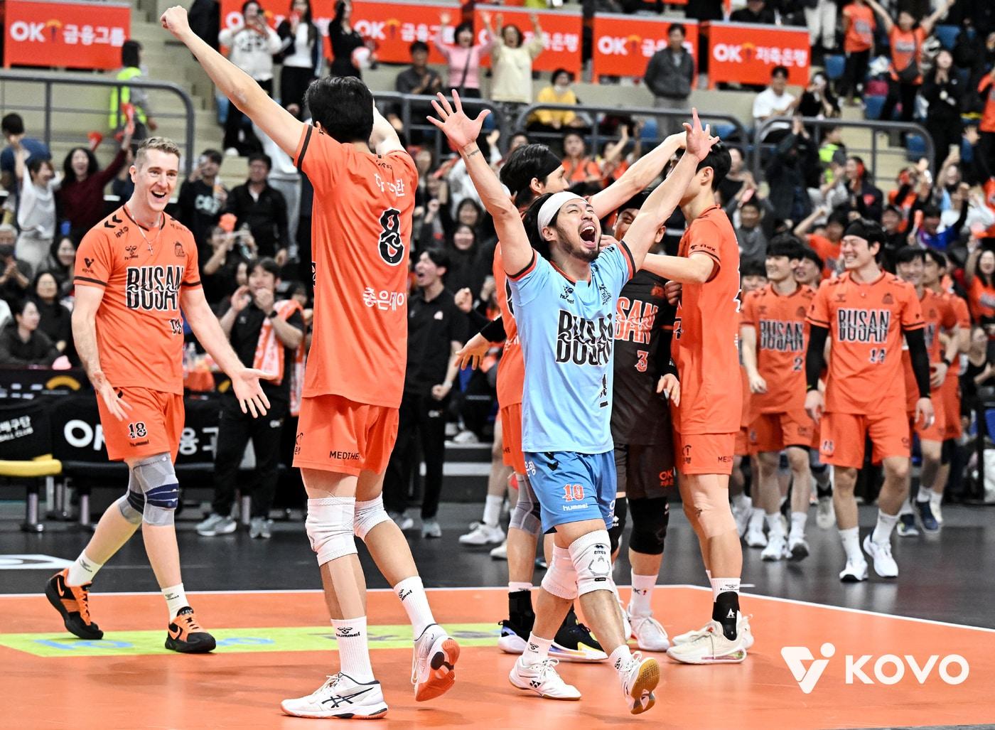 본문 이미지 - OK저축은행이 삼성화재를 잡고 3연승을 달렸다.(KOVO제공) 