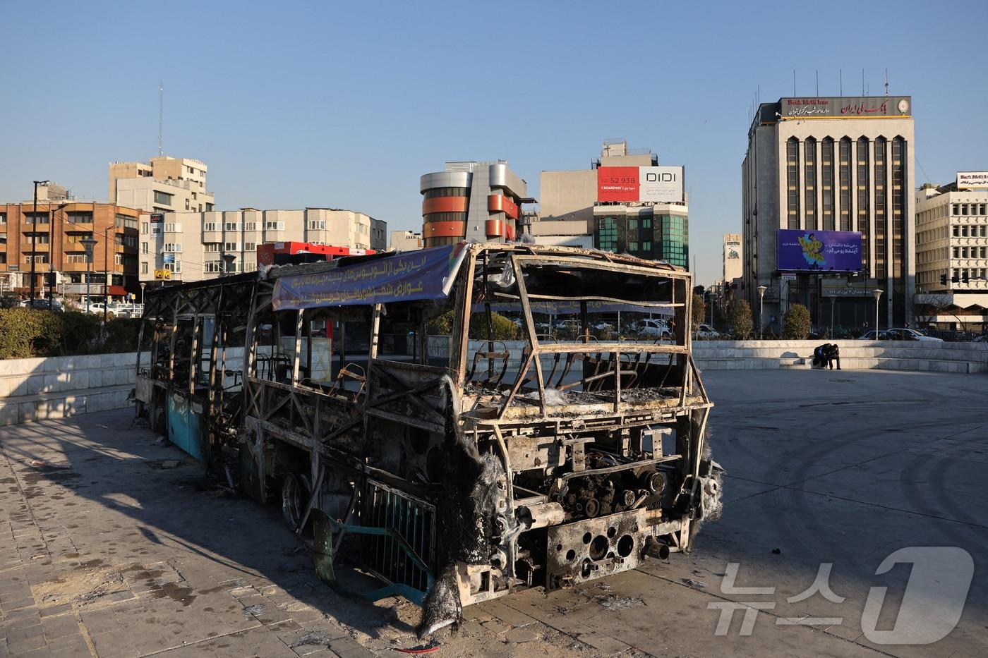 본문 이미지 - 이란 수도 테헤란에서 2026년 대규모 반정부 시위 여파로 불에 탄 버스 <자료사진> ⓒ 로이터=뉴스1