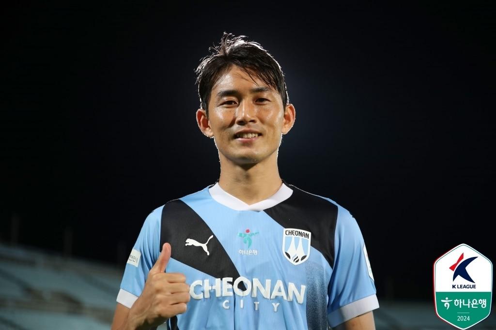 본문 이미지 - 최근 은퇴 후 제2의 축구인생을 준비하는 이웅희(한국프로축구연맹 제공) 