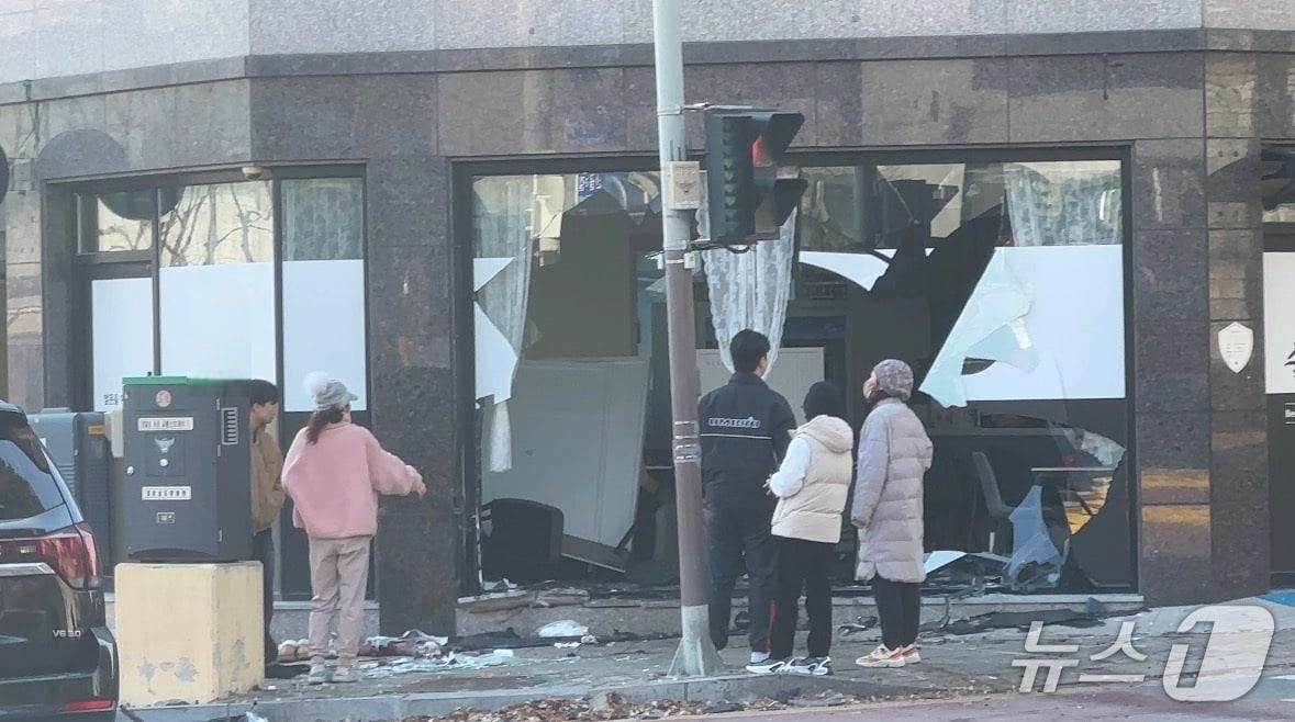 본문 이미지 - 공주 신관동 교통사고 현장. (공주소방서 제공, 재판매 및 DB금지) / 뉴스1